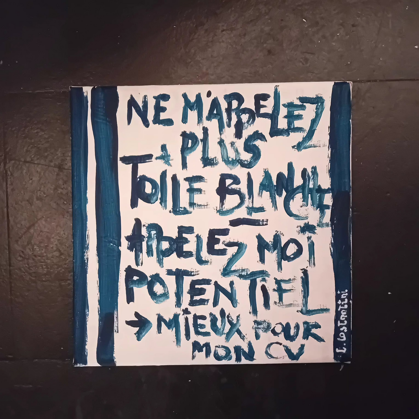 "CV!" Collection Studio Unsupervised - toile rayures bleu foncé avec texte MAJUSCULES peint main sur rebranding et potentiel"