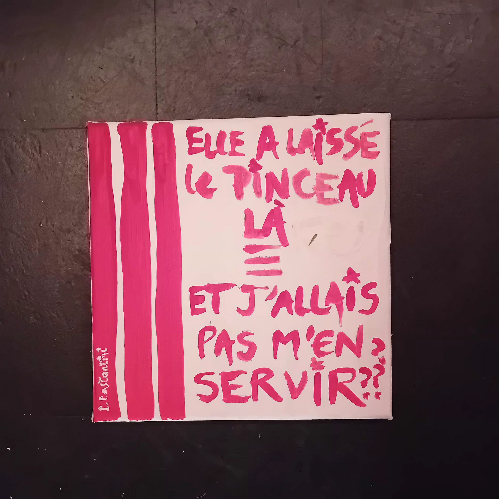 "Toile originale peinte à la main avec rayures rouges et texte :Elle a laissé le pinceau là. etj'allais pas m 'en servir